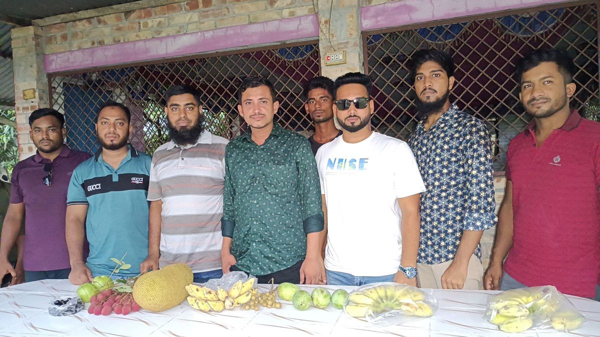 মধুমাসে ফল উৎসব করল ‘হৃদয়ে আলফাডাঙ্গা’