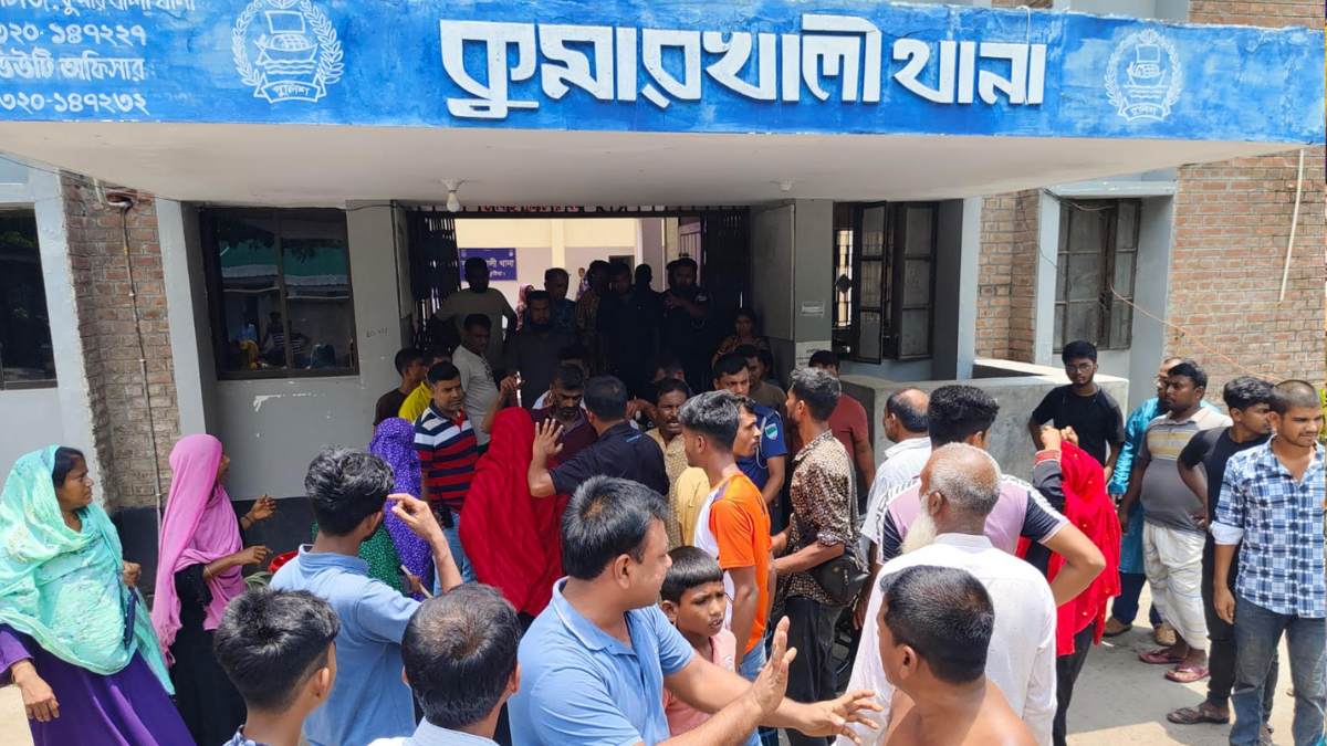 কুষ্টিয়ায় নারী নির্যাতন মামলায় গ্রেপ্তার আসামি ছিনিয়ে নিতে থানা ঘেরাও