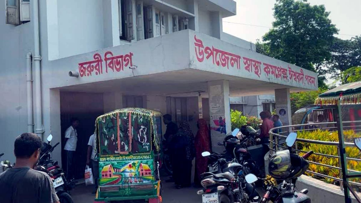 পাবনায় কাভার্ডভ্যান চাপায় মা-মেয়েসহ নিহত ৩