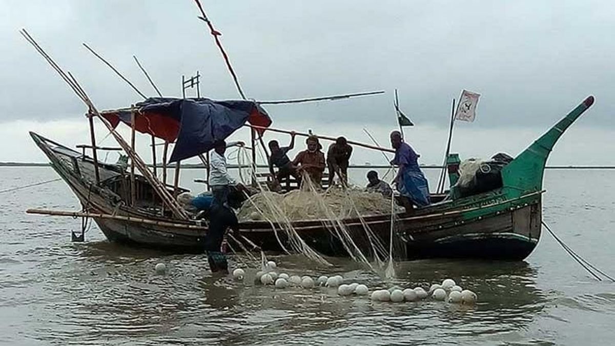 ৫৮ দিন বিরতির পর সমুদ্রে মাছ ধরা শুরু