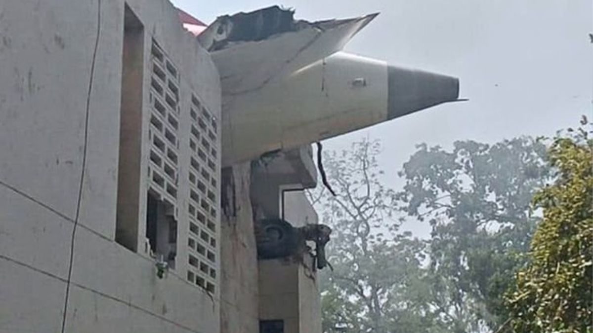 ভারতে ভয়াবহ বিমান দুর্ঘটনায় নিহত ৫
