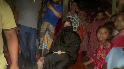 পটুয়াখালীতে প্রেমিকের স্বীকৃতি চেয়ে ২ সন্তানের জননীর অনশন