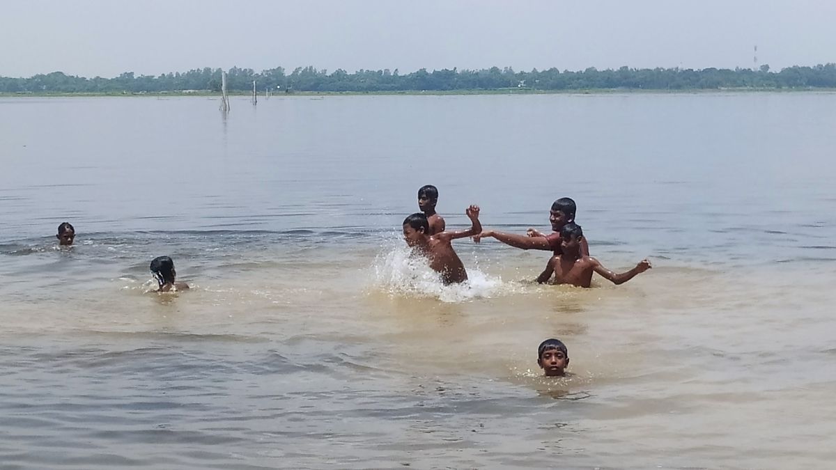 নওগাঁয় তীব্র তাপদাহে জনজীবন বিপর্যস্ত