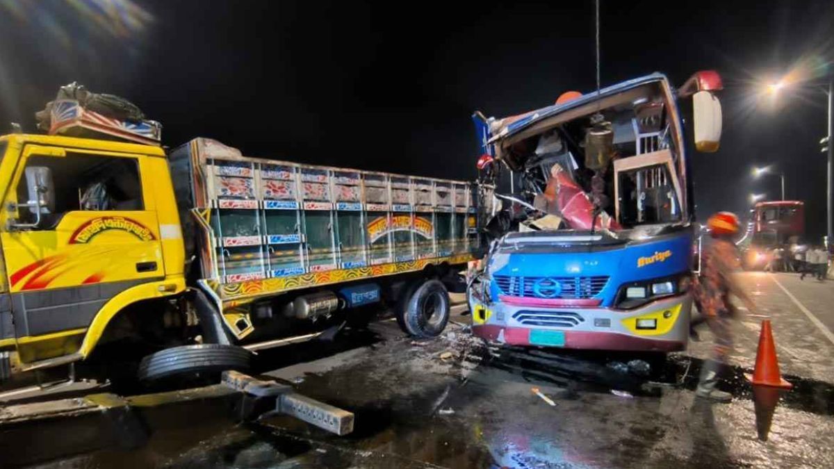পদ্মা সেতুতে বাস-ট্রাক সংঘর্ষে চালকসহ নিহত ২, আহত অন্তত ১০