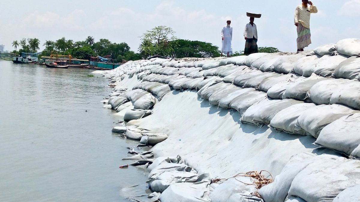 নদীভাঙনে নিঃস্ব, টেকসই বাঁধ চায় কলাপাড়াবাসী