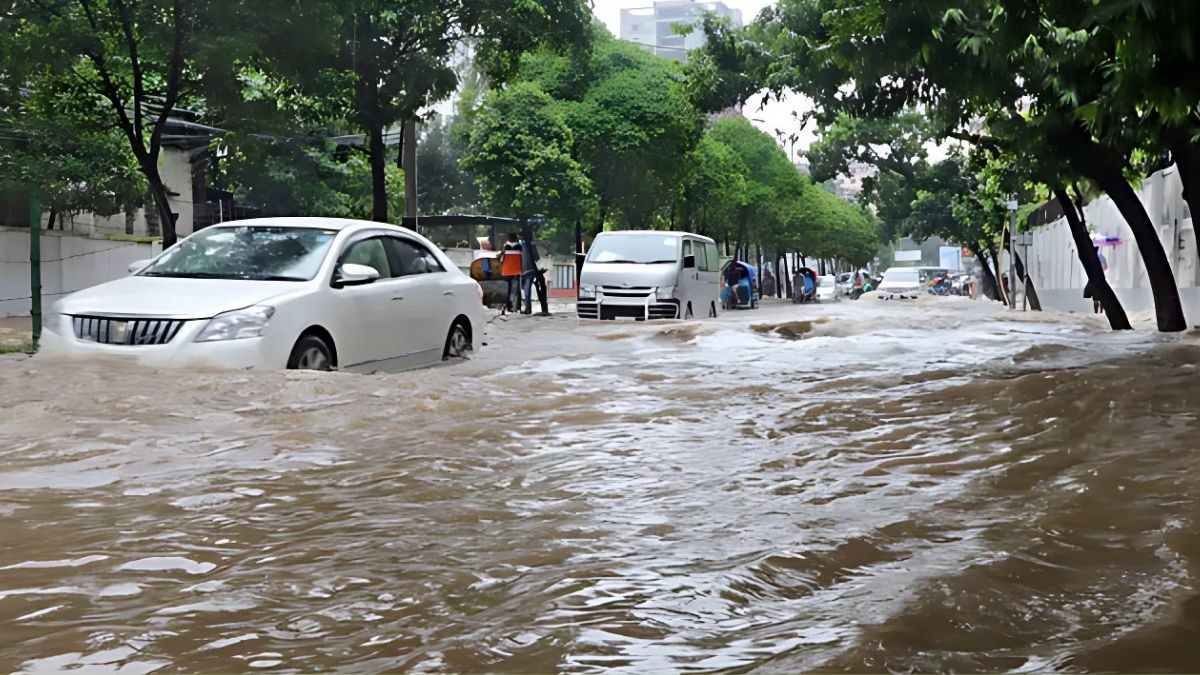 ২ সিটিতে জলাবদ্ধতা, পাহাড়ে ভূমিধসের শঙ্কা