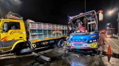 পদ্মা সেতুতে বাস-ট্রাক সংঘর্ষে চালকসহ নিহত ২, আহত অন্তত ১০
