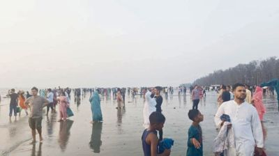 ঈদের ছুটির পরও পারকি সৈকতে পর্যটকের ঢল