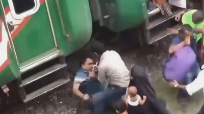 বিনা টিকিটে ট্রেনে ওঠা ঠেকাতে গিয়ে গণপিটুনির শিকার স্টেশন মাস্টার