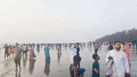 ঈদের ছুটির পরও পারকি সৈকতে পর্যটকের ঢল