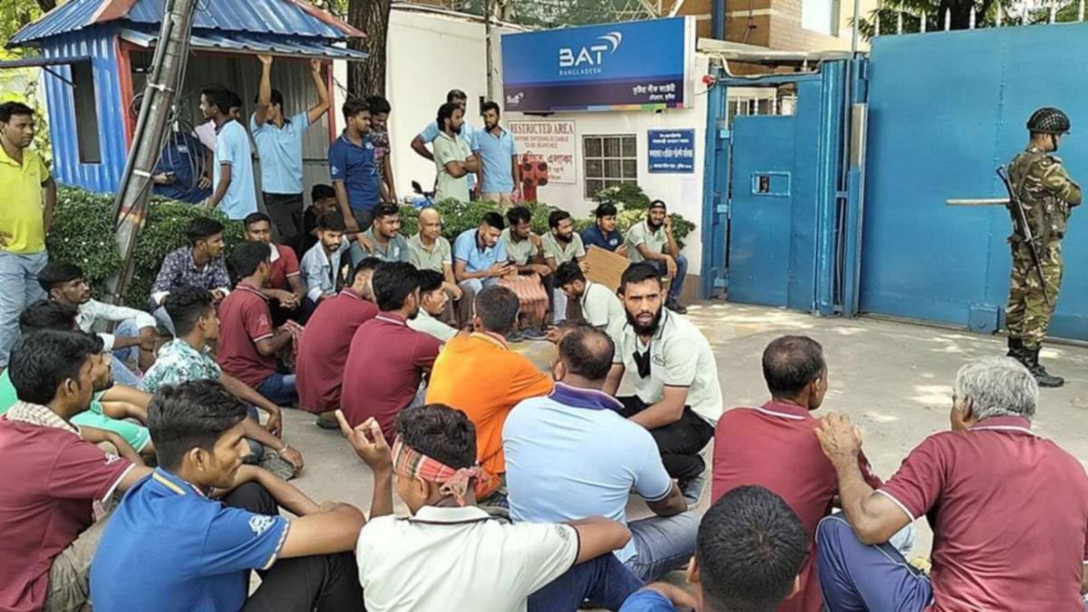১২ দফা দাবিতে কুষ্টিয়ায় বিএটি শ্রমিকদের কর্মবিরতি