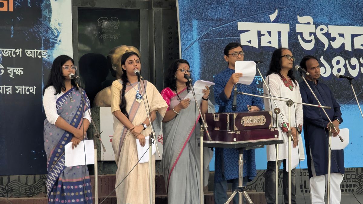 বর্ষা উৎসবে বৃক্ষ নিধন-দখল-দূষণ বন্ধের দাবি উদীচীর