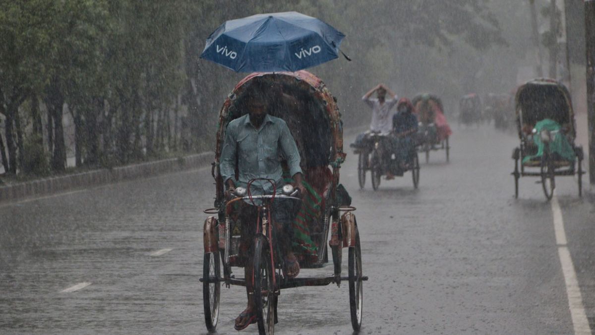 দুপুরে ঢাকায় বজ্রসহ বৃষ্টির সম্ভাবনা, কমবে তাপমাত্রা
