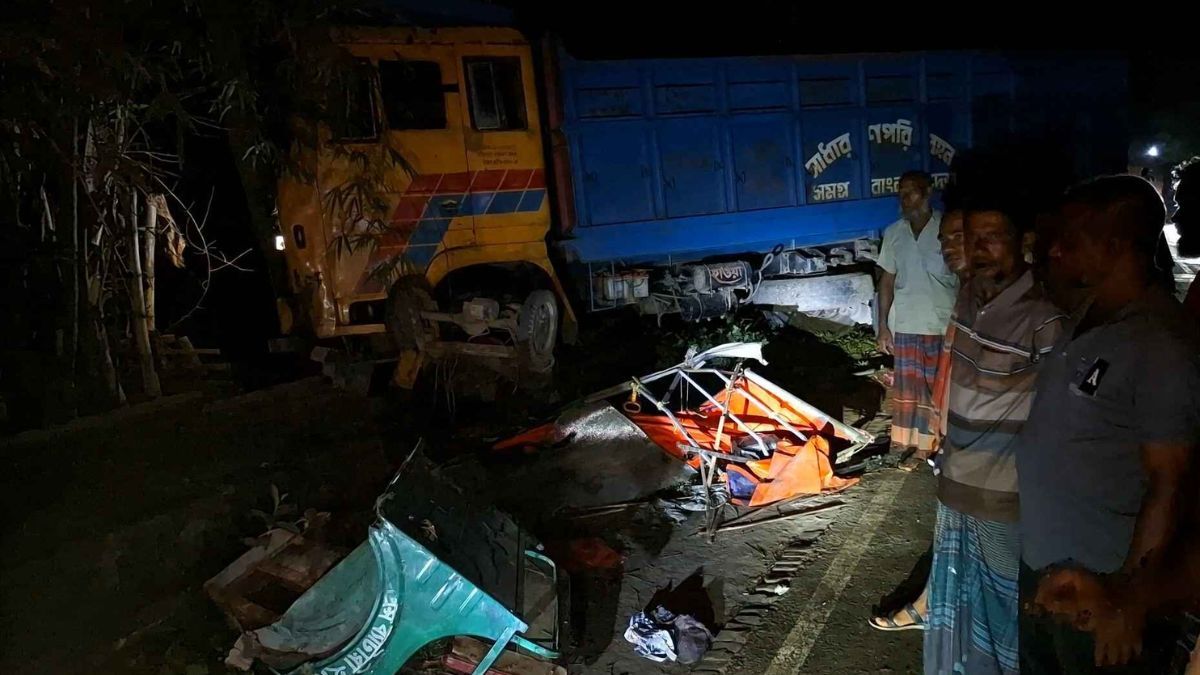 জয়পুরহাটে ট্রাক-ট্রাক্টর ও অটোরিকশার ত্রিমুখী সংঘর্ষ, নিহত ১