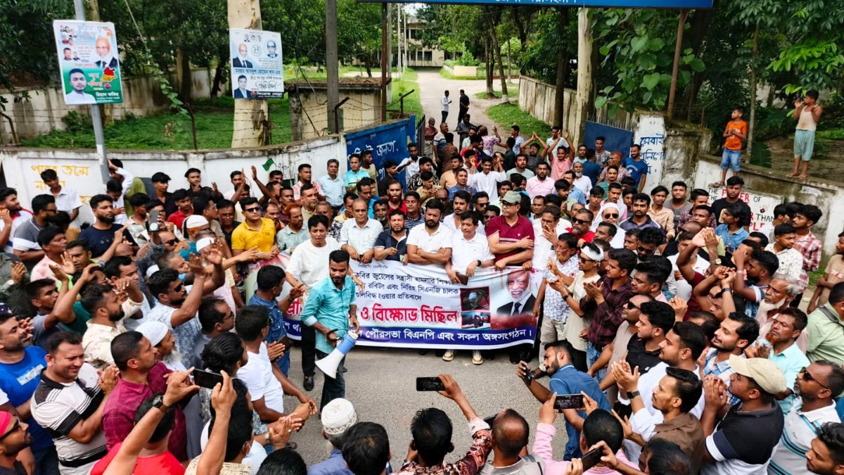 পলাশে ছাত্রদলের মিছিলে গুলি-ককটেল হামলা, মামলা হলেও নেই গ্রেপ্তার