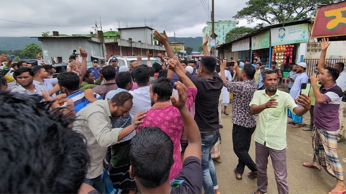 জাফলংয়ে উপদেষ্টার গাড়ি আটকে বিক্ষোভ, ১৫৯ জনের বিরুদ্ধে মামলা
