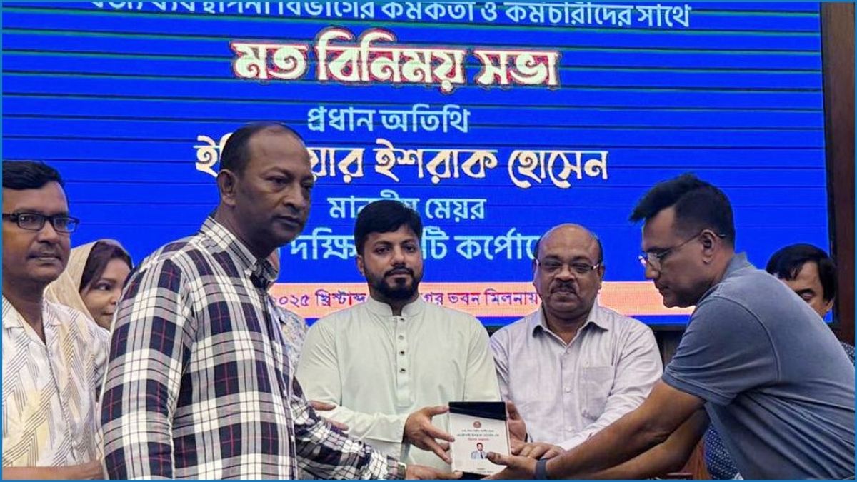 ‘মাননীয় মেয়র’ লেখা ব্যানারে নগর ভবনে ইশরাক