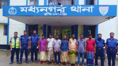 অবৈধভাবে বালু উত্তোলন, নৌকাসহ আটক ৭