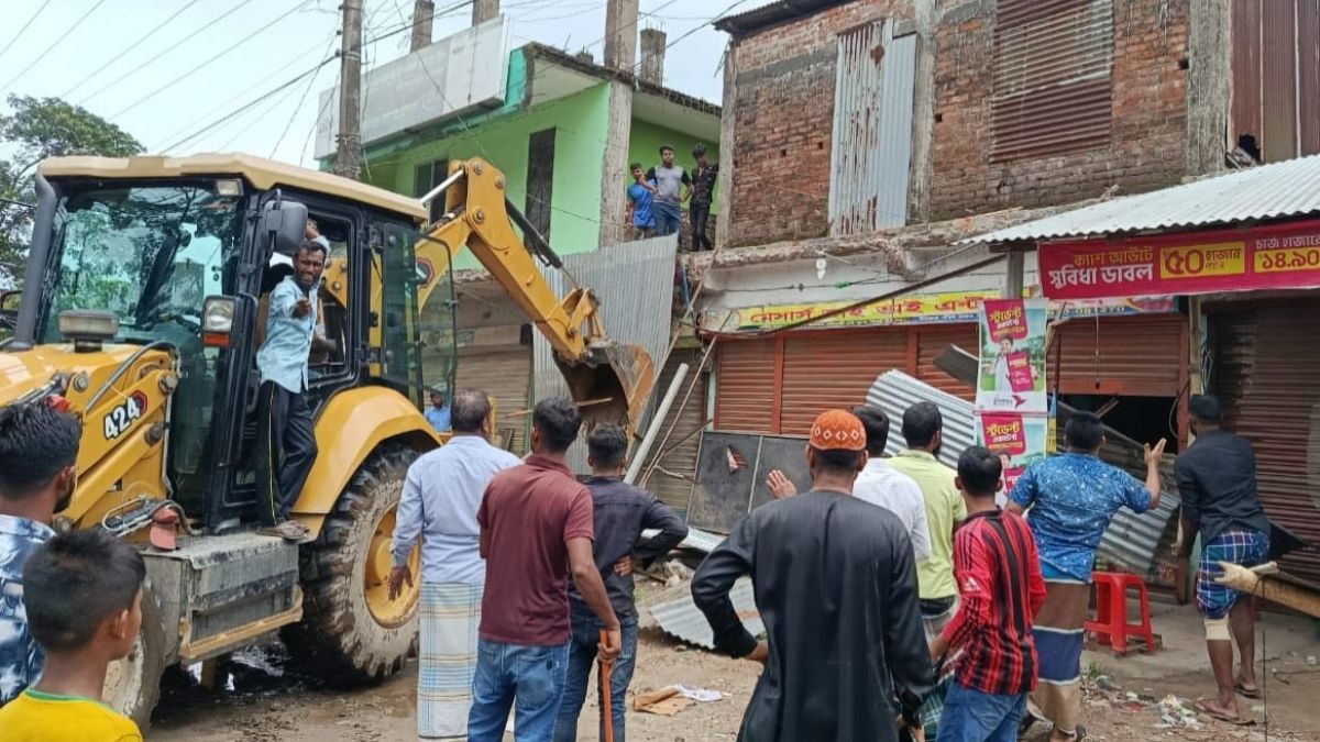 চাঁদপুরে আঞ্চলিক সড়কের পাশে তিন শতাধিক অবৈধ স্থাপনা উচ্ছেদ