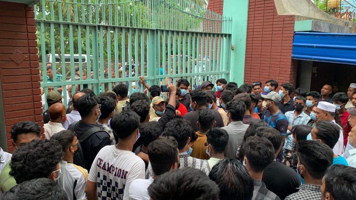 এইচএসসি পরীক্ষা পেছানোর দাবিতে রাজশাহীতে শিক্ষার্থীদের বিক্ষোভ