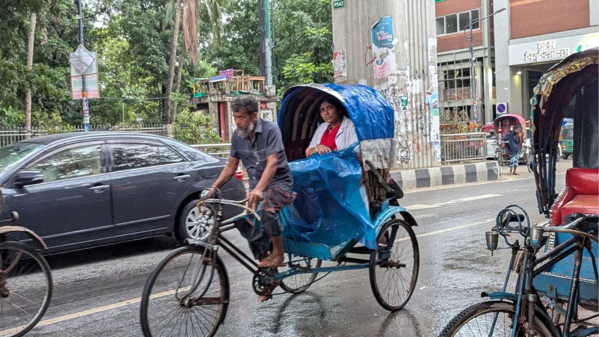 রাজধানীতে থেমে থেমে বৃষ্টি, সড়কে ভোগান্তি