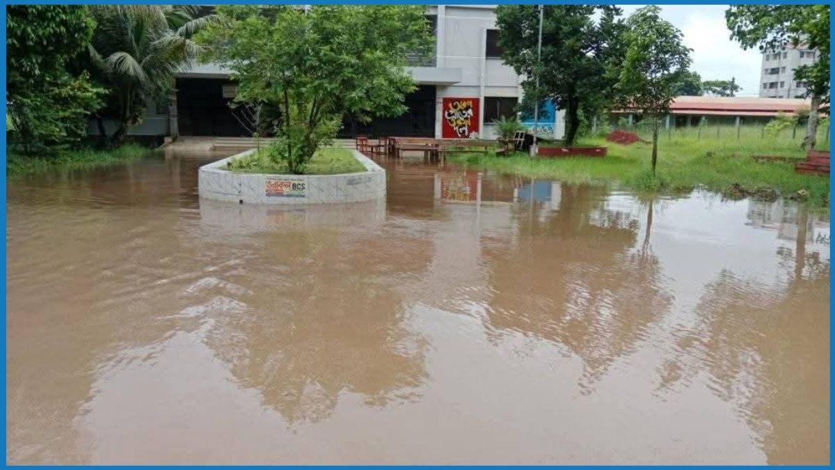 সামান্য বৃষ্টিতেই পানির নিচে গোবিপ্রবির লাইব্রেরি চত্বর