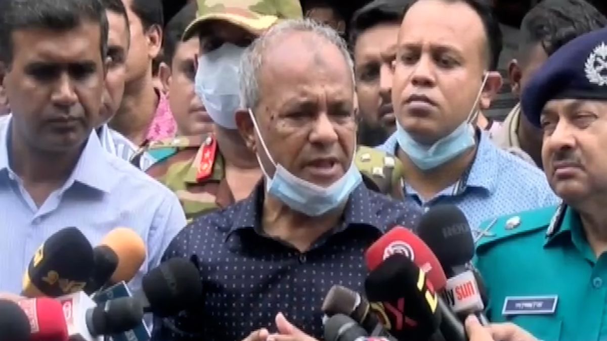 জীবন বাজি রেখে কাজ করছে পুলিশ