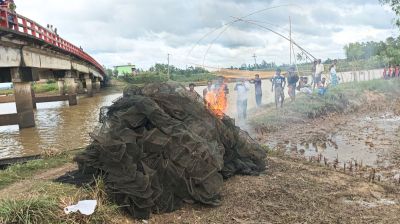 ধলীবিলে প্রাকৃতিক মাছ রক্ষায় অভিযান, ৩৫টি অবৈধ জাল পুড়িয়ে ধ্বংস