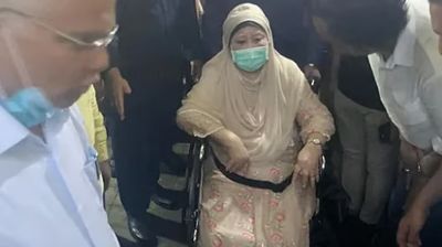 হাসপাতাল থেকে বাসায় ফিরেছেন খালেদা জিয়া, যা জানালেন চিকিৎসক