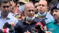 জীবন বাজি রেখে কাজ করছে পুলিশ