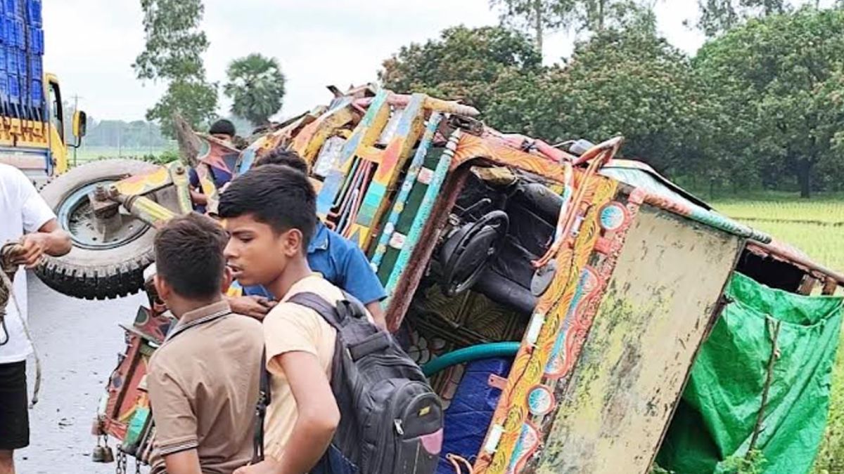 নওগাঁয় পিকআপ-ভটভটি সংঘর্ষে চালক নিহত