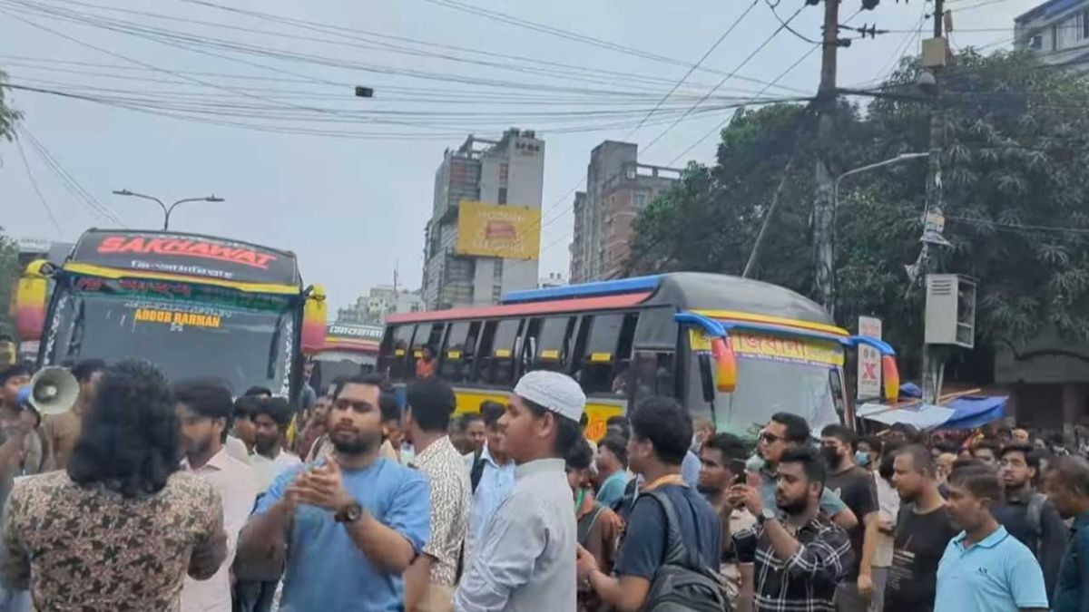 নতুনবাজারে ইউআইইউ শিক্ষার্থীদের সড়ক অবরোধ