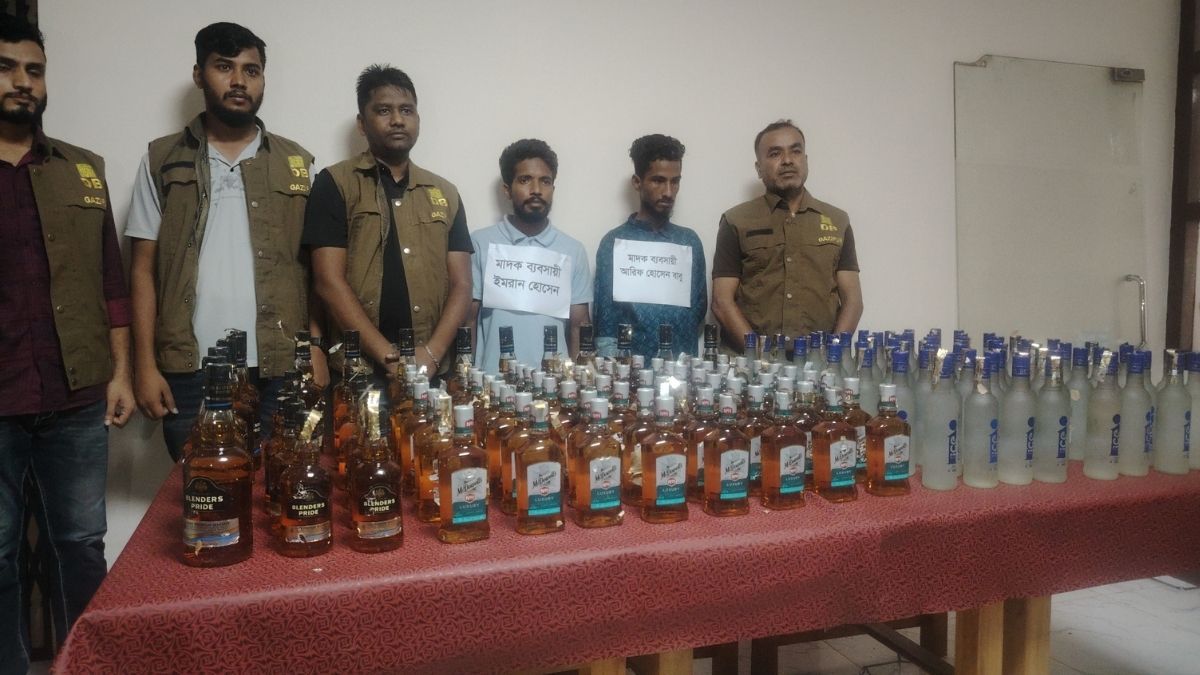 গাজীপুরে বিপুল পরিমাণ ভারতীয় মদসহ গ্রেপ্তার ২