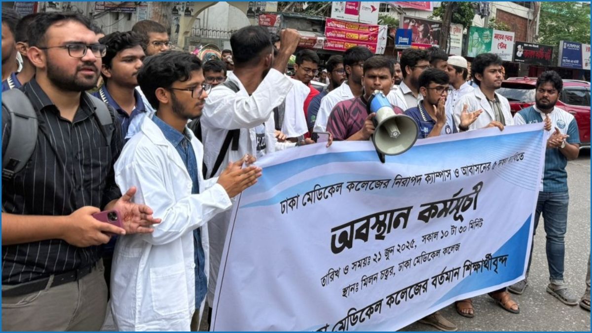 হল ত্যাগ না করে আন্দোলন চালিয়ে যাওয়ার ঘোষণা ঢামেক শিক্ষার্থীদের