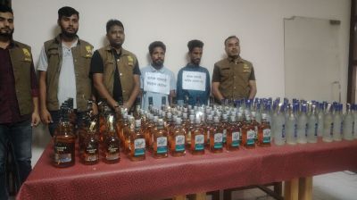 গাজীপুরে বিপুল পরিমাণ ভারতীয় মদসহ গ্রেপ্তার ২