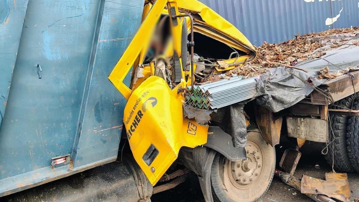 চলন্ত লরির পেছনে ড্রাম ট্রাকের ধাক্কায় নিহত ২