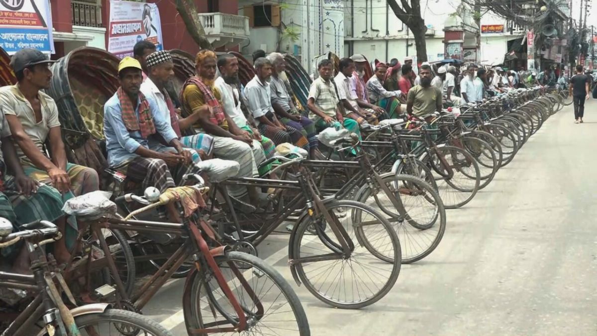 বরিশালের সড়কে ব্যাটারিচালিত রিকশা বন্ধের দাবিতে মানববন্ধন