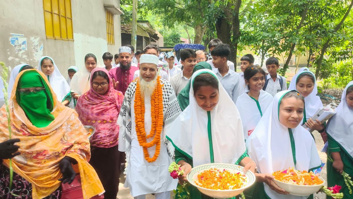 ঘণ্টা বাজিয়ে ৩৪ বছরের কর্মজীবনের ইতি টানলেন দপ্তরি নান্নু