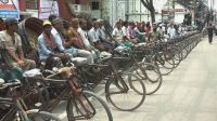বরিশালের সড়কে ব্যাটারিচালিত রিকশা বন্ধের দাবিতে মানববন্ধন