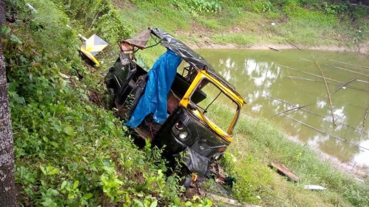 ঠাকুরগাঁওয়ে বাসের ধাক্কায় বাবা-মেয়ের মৃত্যু