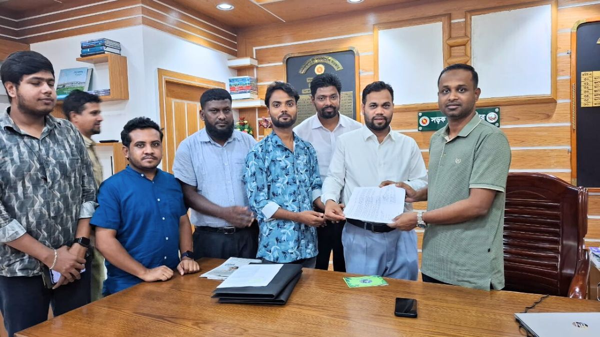 শঠিবাড়ী হাটে পথচারীদের প্রাণহানি বাড়ছে, নিরাপত্তা দাবিতে স্মারকলিপি