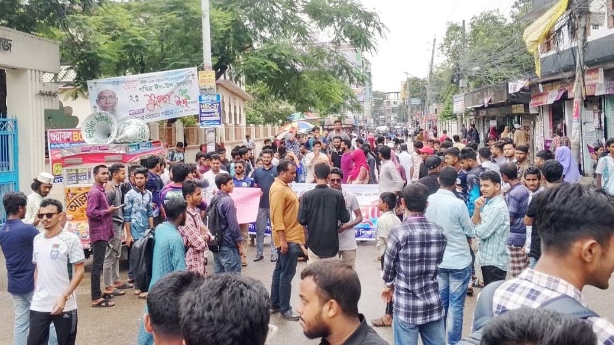 বরিশালে ৫ দাবিতে সড়ক অবরোধ বিএম কলেজ শিক্ষার্থীদের