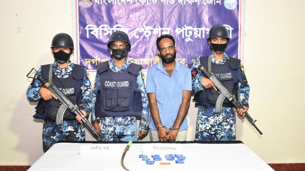 পায়রাকুঞ্জে ইয়াবা ও অস্ত্রসহ মাদক কারবারি আটক
