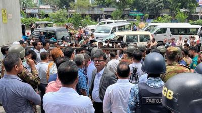 এনবিআরে আন্দোলন চলছে, রাজস্ব ভবন ঘিরে কড়া নিরাপত্তা