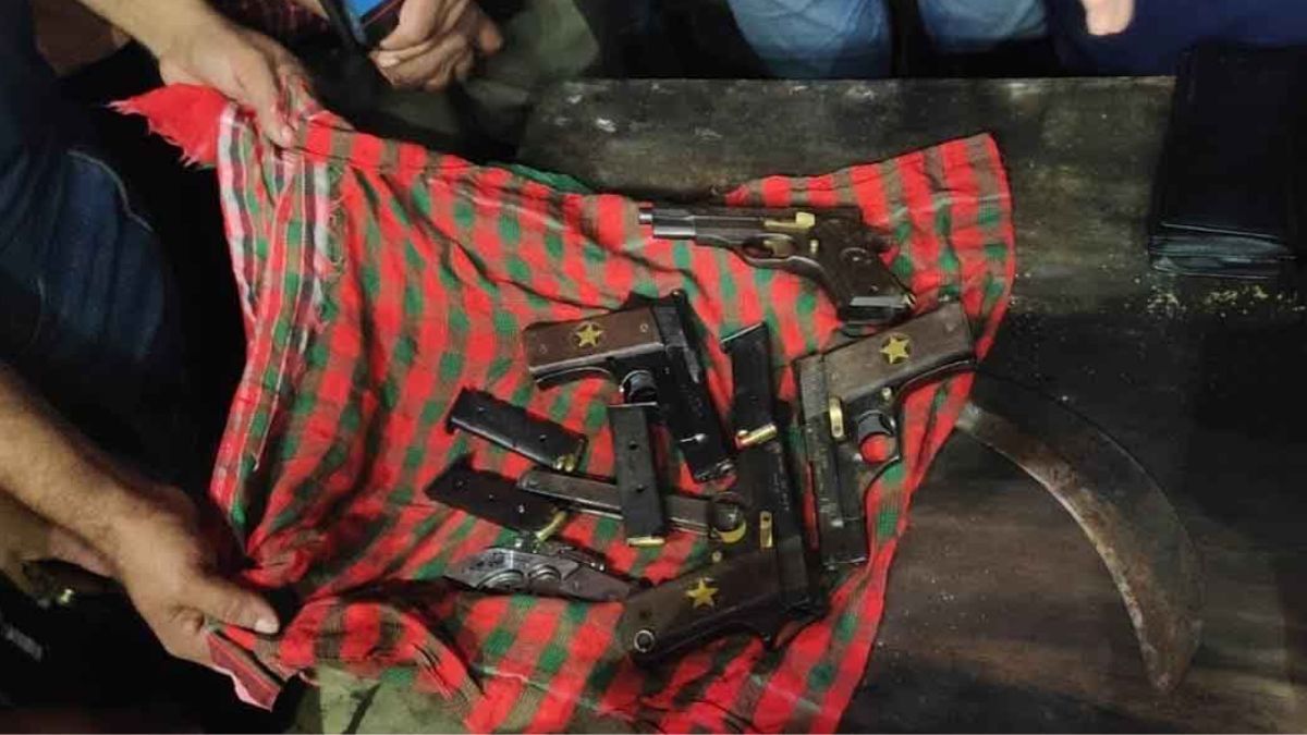 বাগেরহাটে ডিবি'র অভিযানে ৪ পিস্তল-ম্যাগজিনসহ আটক ১১