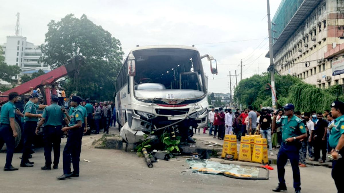 সড়ক ছেড়ে ডিভাইডারে বাস, প্রাণ গেল পথচারীর