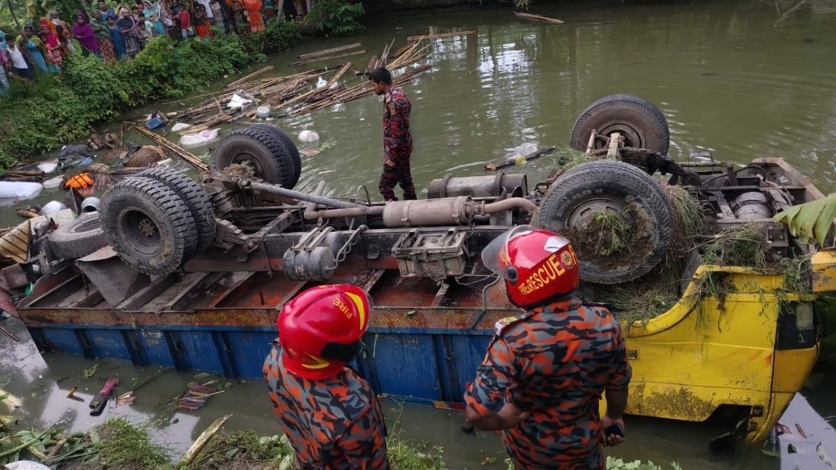বরিশালে ট্রাক উল্টে পুকুরে, নিহত ২