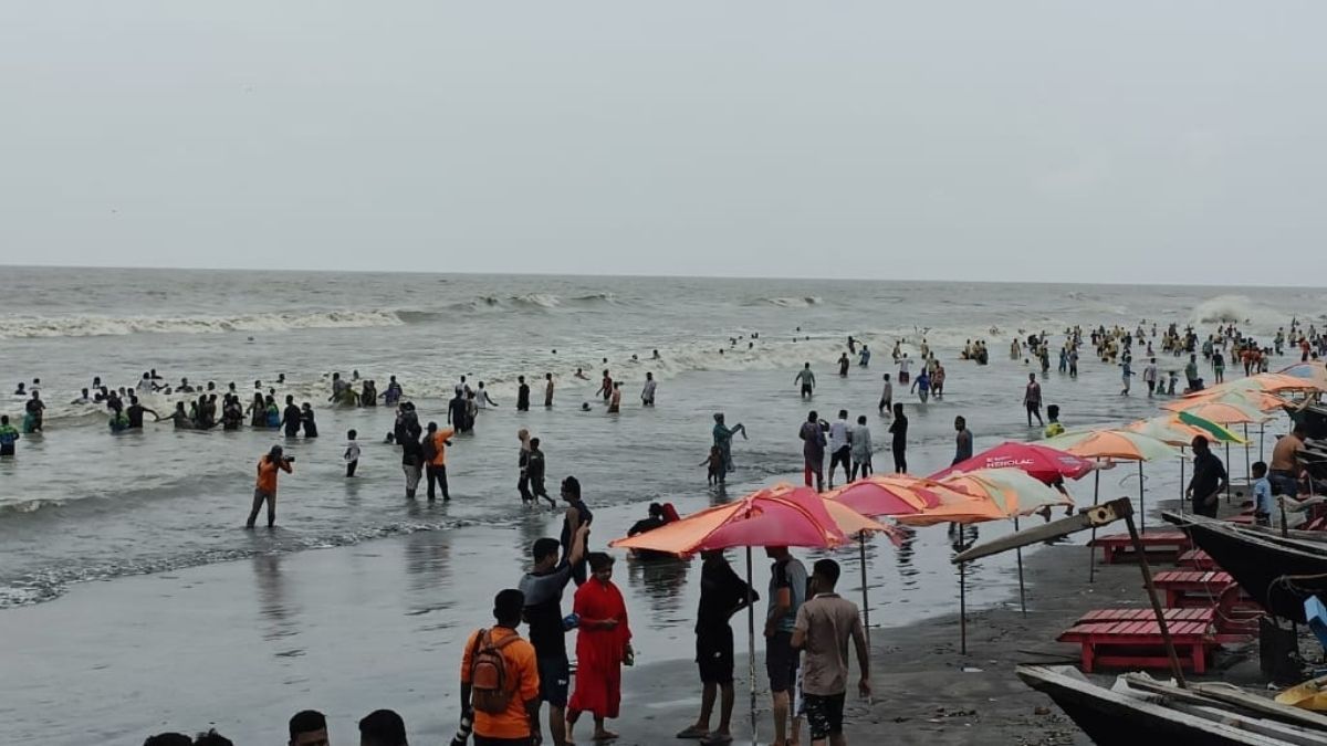 বৈরী আবহাওয়াতেও কুয়াকাটায় হাজারো পর্যটক