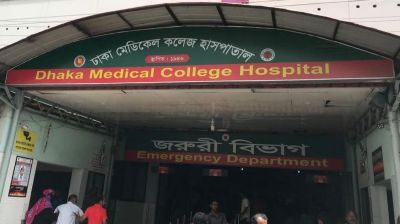 ঢামেকে চিকিৎসককে মানসিক রোগীর চড়, থানায় সোপর্দ