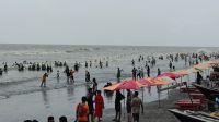 বৈরী আবহাওয়াতেও কুয়াকাটায় হাজারো পর্যটক